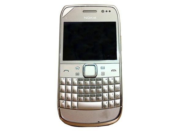 Nokia E6-00: Symbian-смартфон с QWERTY-клавиатурой.