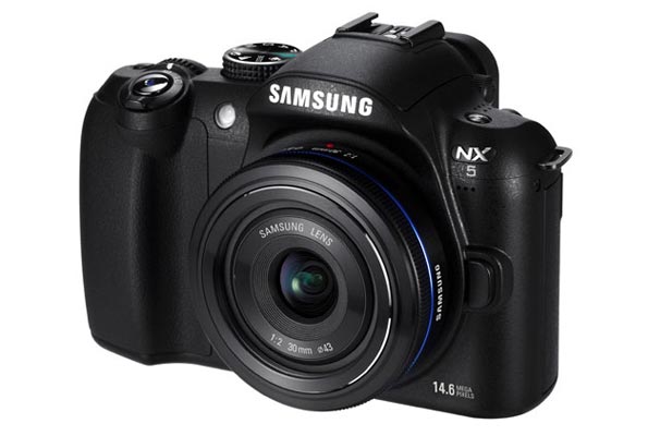 Беззеркальная камера со сменной оптикой Samsung NX5.