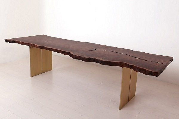 Стол из натурального дерева с необработанными краями от «Uhuru Design»