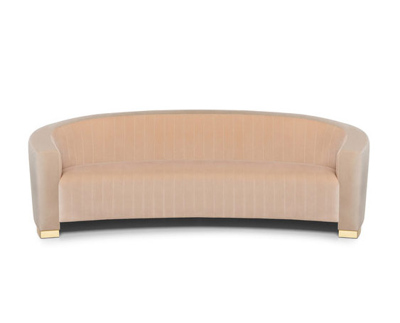 Обволакивающая форма мягкого дивана «Louise»