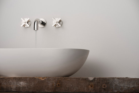 Сбалансированный дизайн смесителей в ванную комнату «LMK Pure»