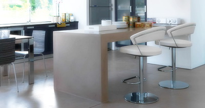 Барные стулья в кухне - небанальный современный интерьер