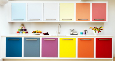 Кухня с разноцветными фасадами - свежо и модно