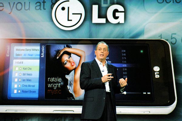 LG GW990 - коммуникатор с 4,8-дюймовым сенсорным дисплеем