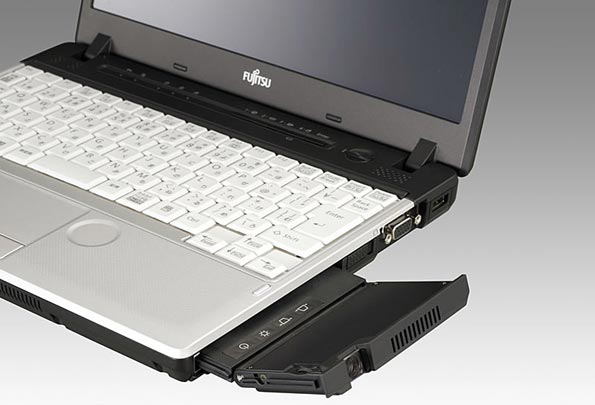 Компания Fujitsu оснастила ноутбуки мини-проектором.