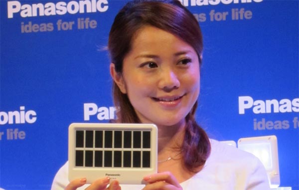 Panasonic BG-BL01 - гибрид зарядного устройства на солнечных батареях с фонарём.