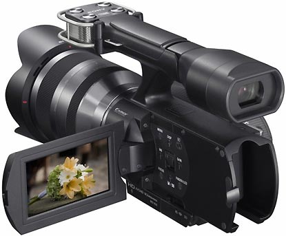 Первая потребительская видеокамера со сменной оптикой Sony Handycam NEX-VG10.