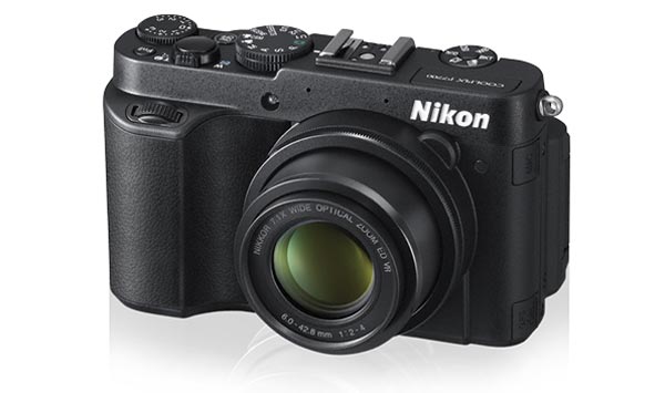 Nikon Coolpix P7700: 12-мегапиксельный фотоаппарат с поворотным дисплеем.