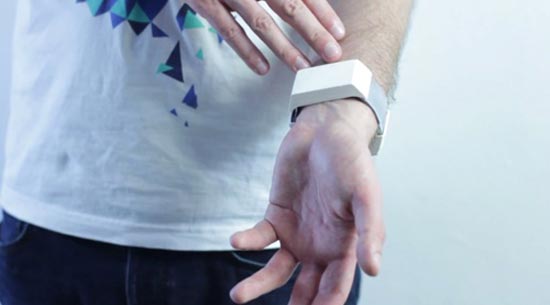 Tactilu: браслет для тактильных коммуникаций.