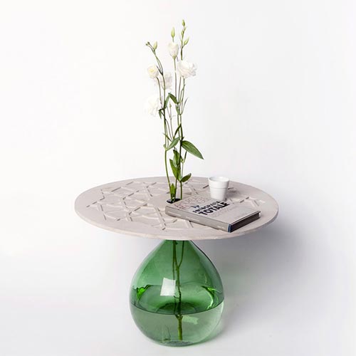 Мебель из стекла и бетона: гибрид вазы для цветов и журнального столика 