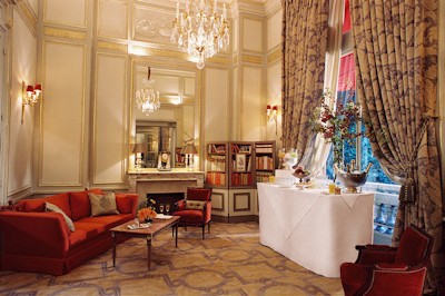 Распродается мебель известного парижского отеля.