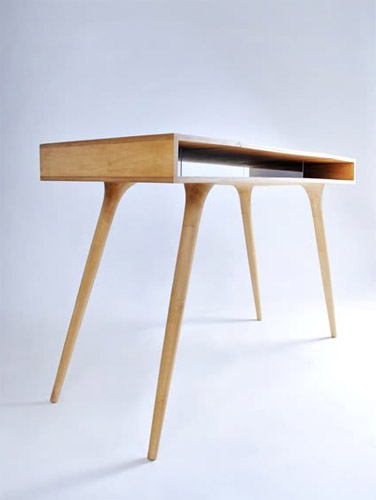 Простой и функциональный стол из дерева от украинского дизайнера