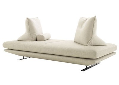 Оригинальный диван с утяжеленными подушками 