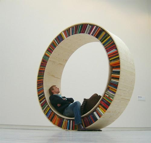 Книжный шкаф в форме гигантского колеса от David Garcia 