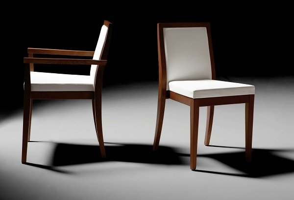 Элегантные штабелируемые стулья из натуральной древесины