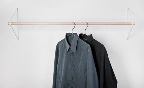 Простая минималистская вешалка для одежды, заменяющая полноценный шкаф