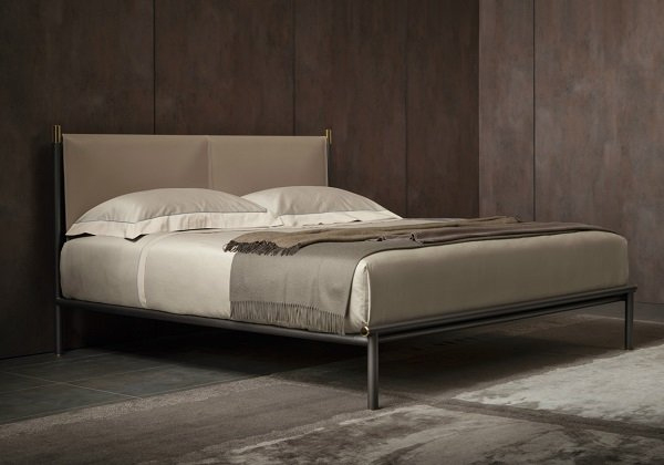Двуспальная кровать «Iko» из металла и кожи