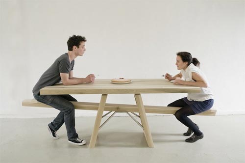 Необычный социальный предмет мебели, обучающий этикету за столом