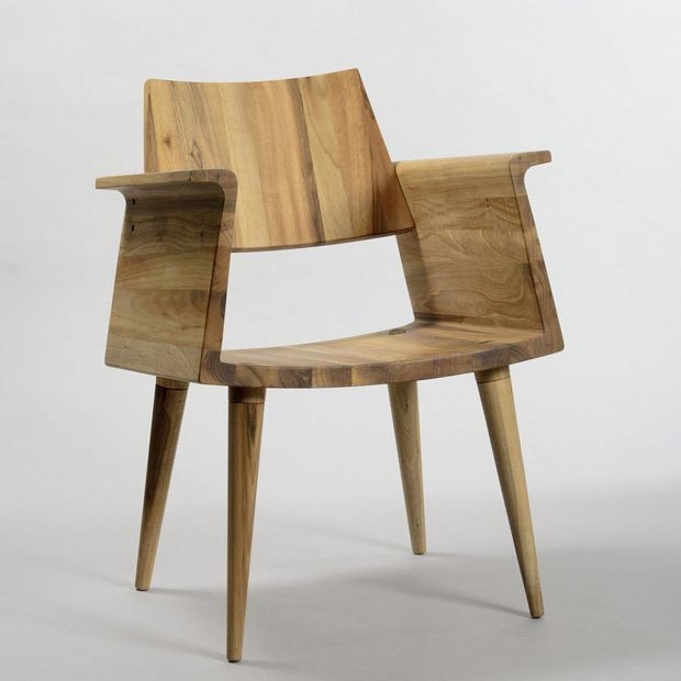 Функциональное кресло из натуральной древесины, вдохновленное буквой «Z» 