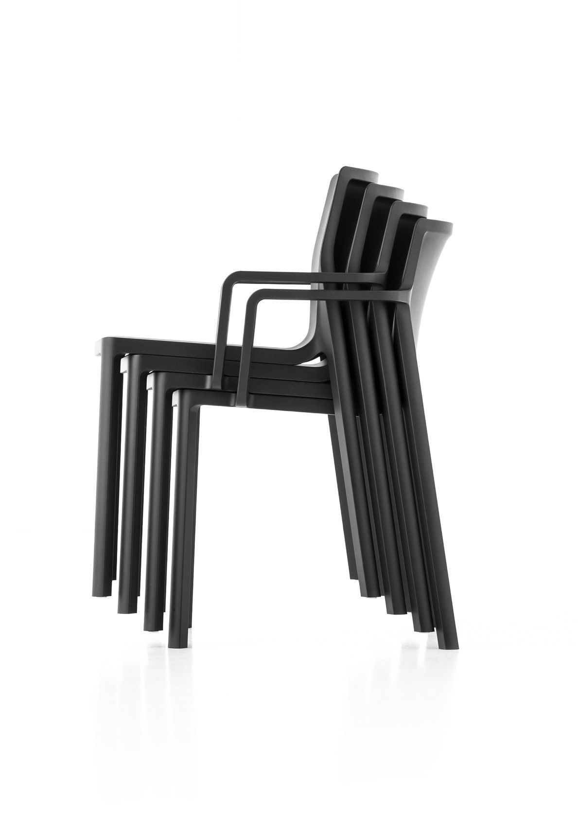Стекируемые стулья с матовой текстурой из коллекции «LP»