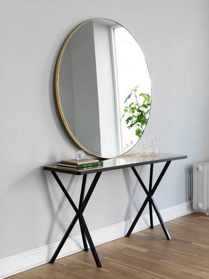 Шестиногие консольные столики из серии «NEB Console Table» Шестиногие консольные столики из серии «NEB Console Table»