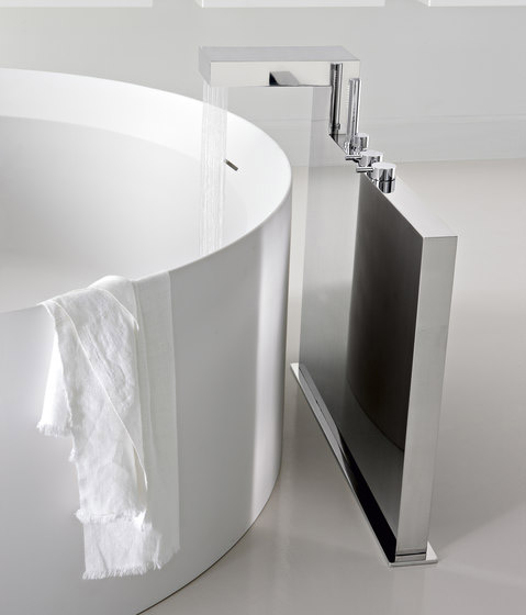 Инновационные модели смесителей для ванны «Steel tap-column»