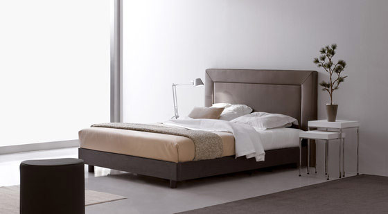 Эффектная модель кровати с высоким мягким изголовьем Au Lit Bell