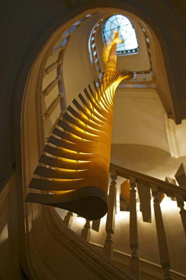 Спиралевидные подвесные светильники на лестницу из кленового шпона