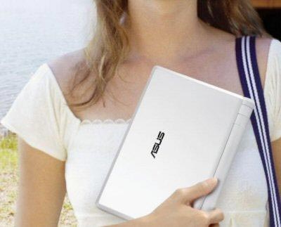 Ноутбук ASUS Eee PC 8G в руке