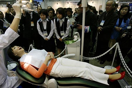 Робот-пациент - служитель здоровья на выставке роботов