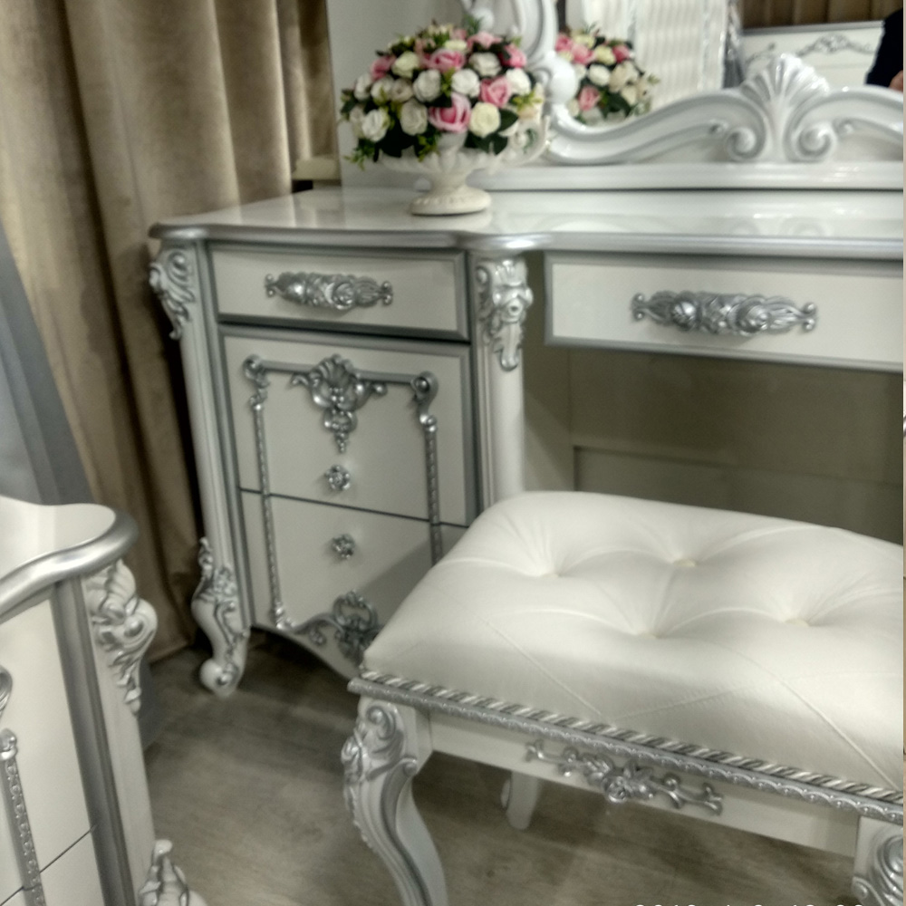 Стол туалетный с зеркалом и пуфом Дольче Вита, цвет белый глянец с серебром Картинка № 10