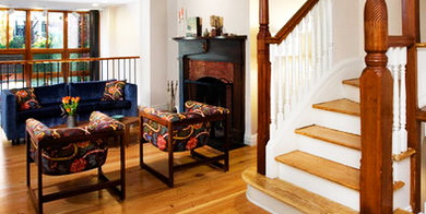 Деревянные лестницы и окна могут стать отличными элементами интерьера