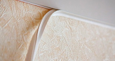 Как украсить натяжной потолок плинтусом