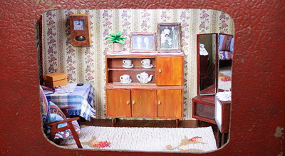 Кукольный дом из старого чемодана своими руками