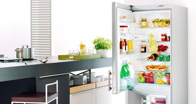 Чистота и порядок на полках холодильника