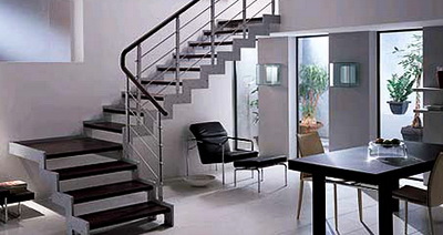 Металлическая лестница в интерьере дома
