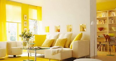 Жёлтый цвет обоев и оконный текстиль