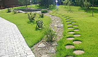 Как своими руками уложить тратуарную плитку у дома