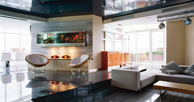 Аквариум в интерьере как необычный и живой элемент декора